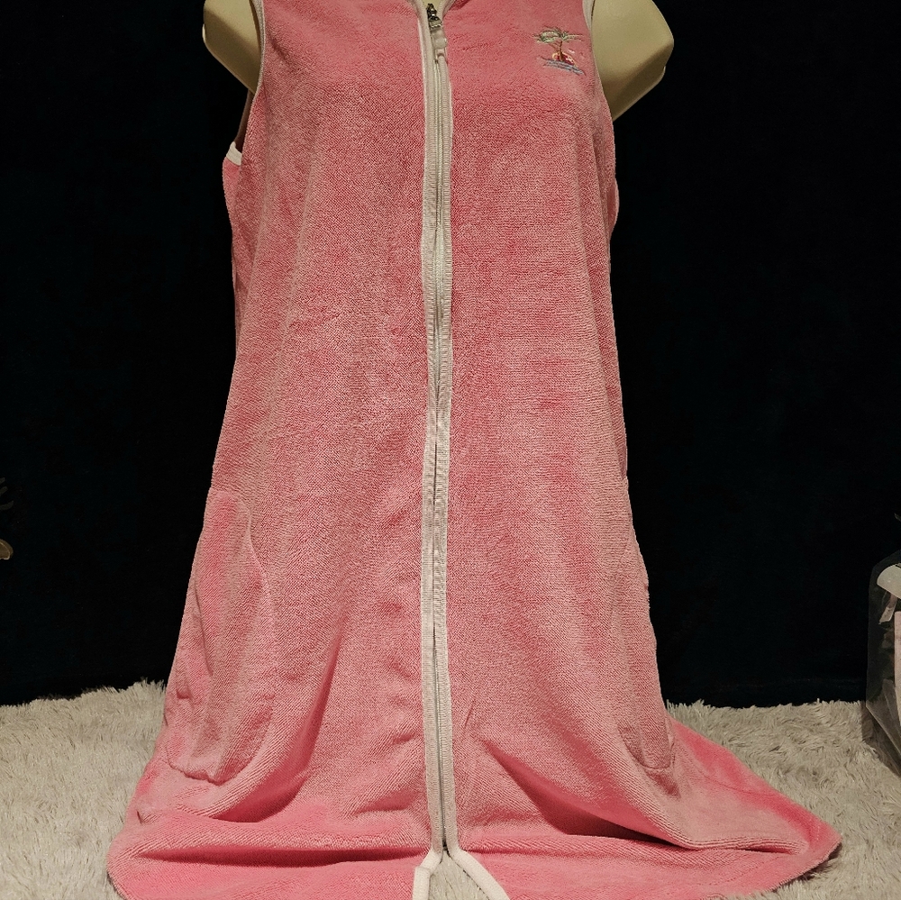 Woman's Soft Terry Lounger has Full Zipper Closure 2 side pockets. Size Small